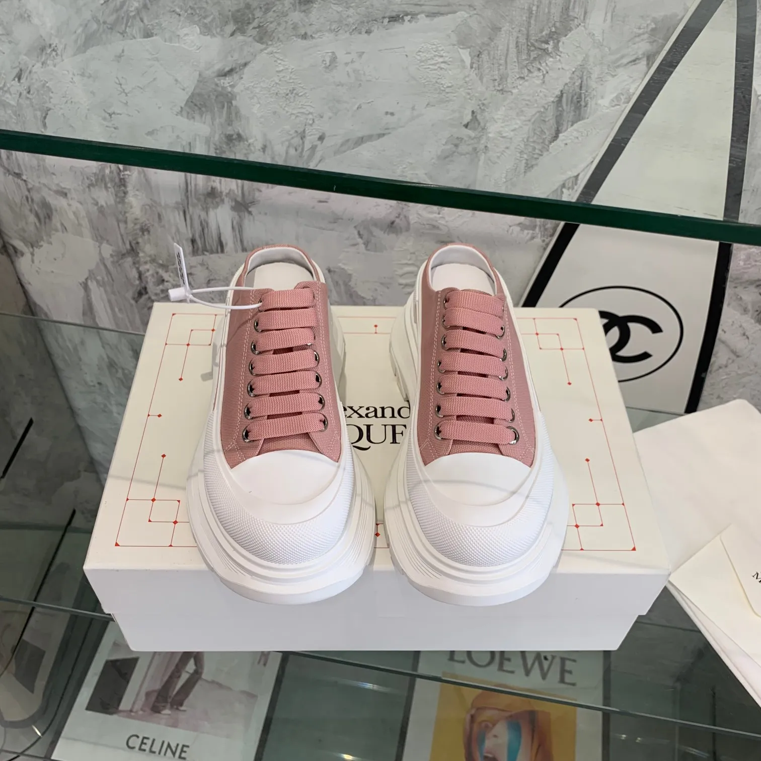 👟👟Ex-factory price 500👟👟 Mc Queen is in stock all year round [Rose] McQueen [Rose] dad shoes [Rose] ss early spring first release‼ ️‼ ️The latest Milan Fashion Week T-stage catwalk model, the unique and personalized design is very classy on the feet, and the round toe design allows the toes to be completely released. I spent a lot of money to buy multiple pairs of the originals and dismantled them and made replicas. Many celebrities such as Guli Nazha, Wu Lei, and Internet celebrity bloggers have endorsed Xiaohongshu’s popular products, and the products are sold out at the counters! Fabric: Imported pure cotton fabric Lining: Imported silk sheepskin Feet: Imported silk sheepskin Size: Women's 35-40. Packaging: original full set of packaging, outsole: increased by 5 cm, original outsole